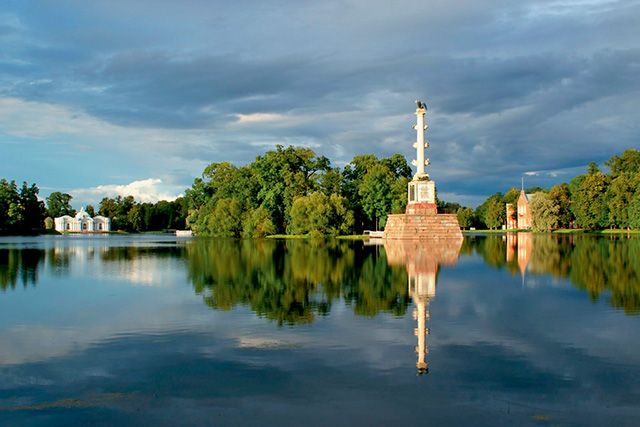 Чесменская колонна в Екатерининском парке Царского Села